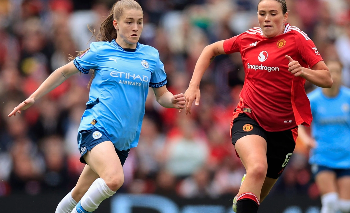 Manchester United and Manchester City agree deal to swap Clinton and Park